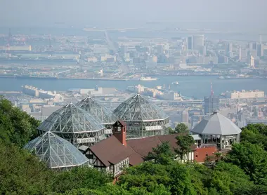 La stazione alta della funivia a strapiombo sulla città di Kobe nel parco Nunibiki