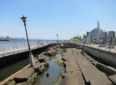 Una parte del vecchio lungomare è stato conservato per ricordare il forte terremoto del 1995 a Kobe
