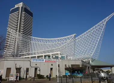 La arquitectura del Museo Marítimo de Kobe.