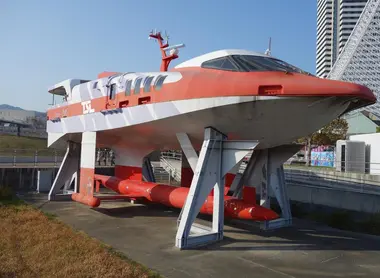 L' hydroptère "coup de vent" (Zenbotsu-gata), exposé sur devant le musée maritime de Kobe.