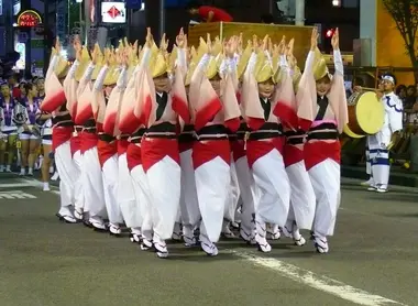 Les danseuses de l'Awa Odori. Les danseuses de l'Awa Odori.