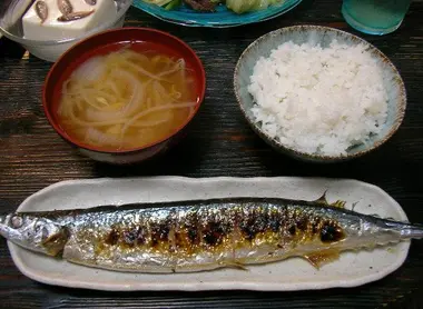 El pescado Sanma, se come con vísceras incluidas y es un plato muy popular en otoño. El pescado Sanma, se come con vísceras incluidas y es un plato muy popular en otoño.