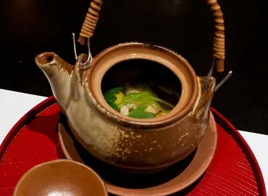 La sopa Matsutake Dobin Mushi se sirve en una tetera.