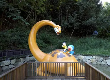 All'esterno del museo Doraemon, giardino per bambini personalizzato per l'effige di eroe locale.