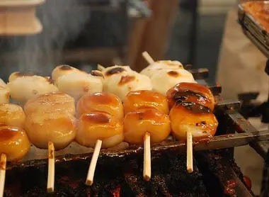 Dango mochi sur le feu
