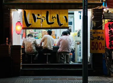 Des mangeurs de râmen au comptoir Des mangeurs de râmen au comptoir