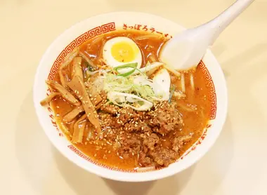 Receta típica de Sapporo cuyo caldo también tiene miso, pasta de soja fermentada.