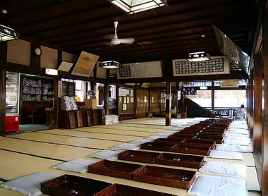 Le petit salon du second étage du Dogo Onsen