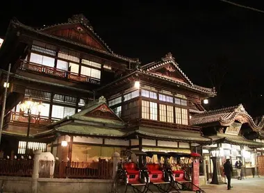 Le Dogo Onsen de nuit