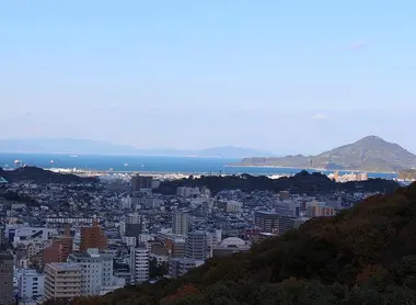 El mar interno se puede ver desde el torreón.