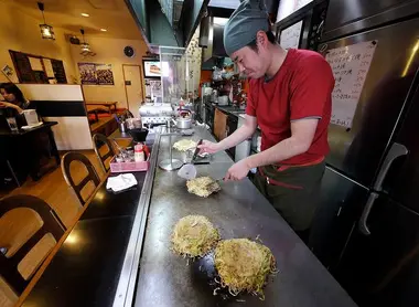 Un restaurant d'okonomiyaki Un restaurant d'okonomiyaki