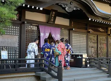 Los bañistas con sus cestas de mimbre recorren las calles de la ciudad, de onsen en onsen