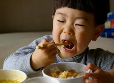 Un enfant mangeant du nattô Un enfant mangeant du nattô