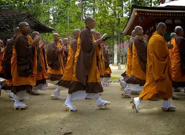 Des moines bouddhistes sur le Koyasan