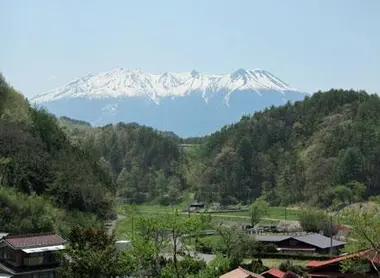 Le mont Ontake vu depuis un chemin de randonnée de la vallée de Kiso (Alpes japonaises).