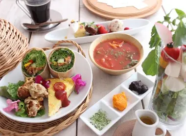 Los menús de Ain Soph Journey son completamente vegetarianos y realmente deliciosos.