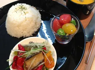 Además de preparar excelente comida shôjin ryori, las cocineras del Komaki Shokudo preparan una deliciosa sopa.