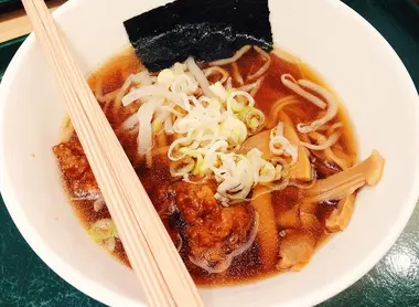 El caldo de ramen por lo general tiene carne, pero en el T's Tantan es vegetariano.