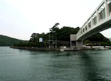 Un pont suspendu relie Toba à l'île des perles de Mikimoto.