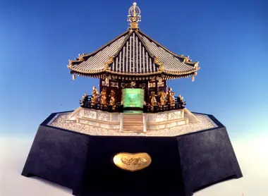 Une pagode richement décorée de perles, exposée au musée Mikimoto.