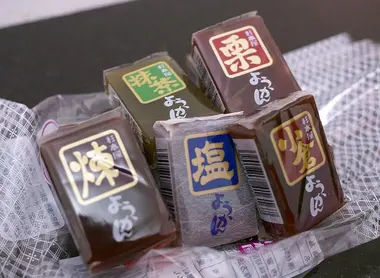Los yokan se consiguen en los supermercados y a menudo están hechos a base de azuki. Son la merienda perfecta. Los yokan se consiguen en los supermercados y a menudo están hechos a base de azuki. Son la merienda perfecta.