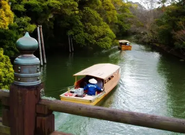 Des bateaux sur un horikawa de Matsue