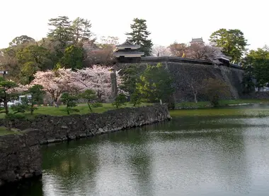 Le château, ses douves et ses remparts