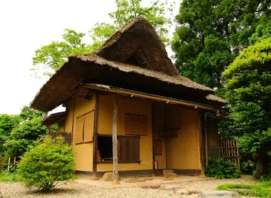 La casa de té Meimei-an con un techo de paja fuera de lo común. La casa de té Meimei-an con un techo de paja fuera de lo común.