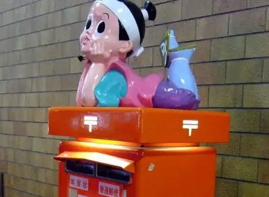 Momotarô sur une boîte aux lettres