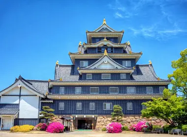 Negro, blanco y dorado son los colores del Okayama-jo, castillo del siglo XVI, destruido y reconstruido múltiples veces.