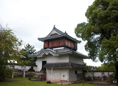 La tsukimi yagura, la torre de la luna, es el único vestigio original del castillo de Okayama.