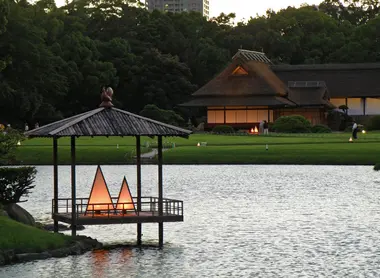 Las lámparas del Jardín Korakuen iluminan elegantemente durante el verano.