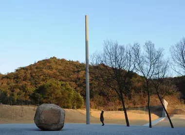 La statue à l'entrée du musée