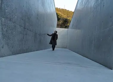 Le grand corridor de béton qui mène à l'entrée du musée