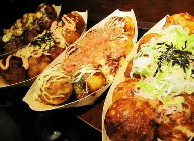 Quelques barquettes de takoyaki Quelques barquettes de takoyaki