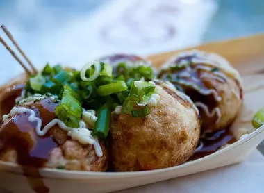 Une barquette de takoyaki tous frais Une barquette de takoyaki tous frais