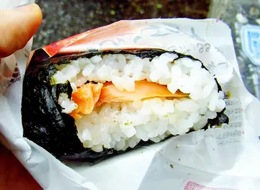 Un onigiri au saumon Un onigiri au saumon