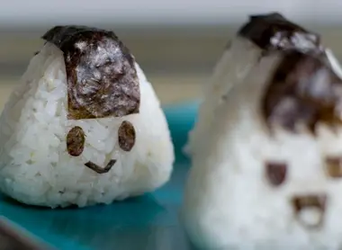 Un onigiri heureux