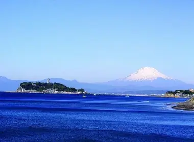 L'île d'Enoshima avec en arrière-plan le mont Fuji