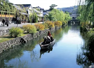 Un tour en barque est inévitable Les barques du quartier de Bikan