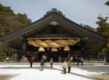 Le haiden est l'endroit où l'on vénère Ōkuninushi, dieu fondateur du Japon selon la religion shintoïste.