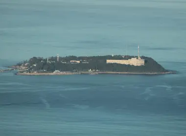 La isla de Hatsushima a lo largo del Atami.