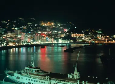 Vista nocturna del puerto de Atami.