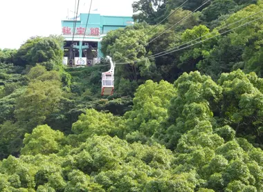 El teleférico que lleva al castillo de Atami.