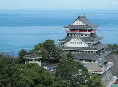 El castillo con el mar de fondo.