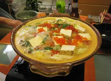 Un ishikari nabe avec des ikura, oeufs de saumon Un ishikari nabe avec des ikura, oeufs de saumon