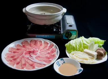 Les ustensiles et les ingrédients nécessaires pour un bon shabu shabu