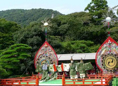 Au sanctuaire d'Ise ont lieu plusieurs fois par an des représentations de danse kagura en l'honneur de la déesse Amaterasu.