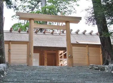 En haut d'une volée de marches, l'entrée du Naïku d'Ise, le plus saint des sanctuaires du Japon.