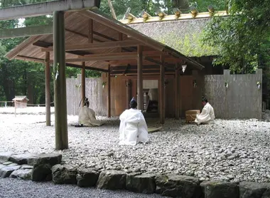 Dans la sanctuaire intérieur d'Ise ont lieu quotidiennement des rituels et cérémonies de purification.